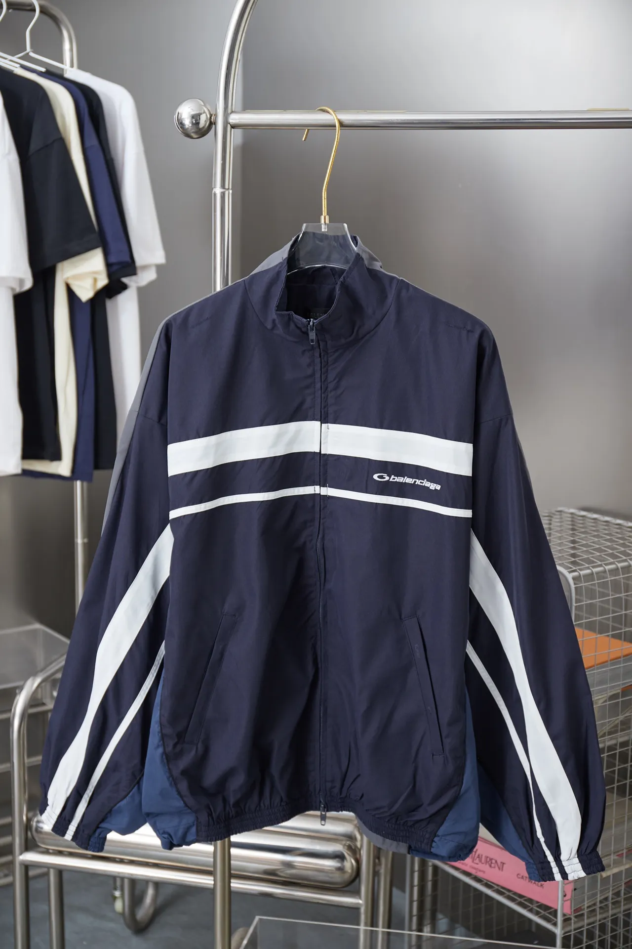 Balenciaga 𝘽𝘼𝙇𝙀𝙉𝘾𝙄𝘼𝙂𝘼 BLCG 25SS double-split waterproof waterproof jacket. Light luxury. A must-have item for men and women for daily commuting. Correct version. Welcome to compare. Detailed features · Customized matt Taslan jacket fabric · The entire fabric is pre-treated with a waterproof coating · The interior is made of three-grade polyester bird's eye mesh · OS ultra-loose silhouette design · Side zipper pockets Small stand-up collar design · Internal zipper pocket design · Elastic waistband design at the hem · Customized molded hardware zipper Jacket double puller design · Imported environmentally friendly glue screen printing process · Imported Tajima machine embroidery ring logo · Original main mark washed tag brand packaging Color: White/Royal Blue Size: 46/48/50/52